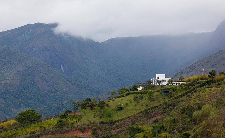 Em Araras, região serrana do Rio, David Bastos coreografou as linhas arquitetônicas dessa casa de veraneio em sintonia fina com a paisagem