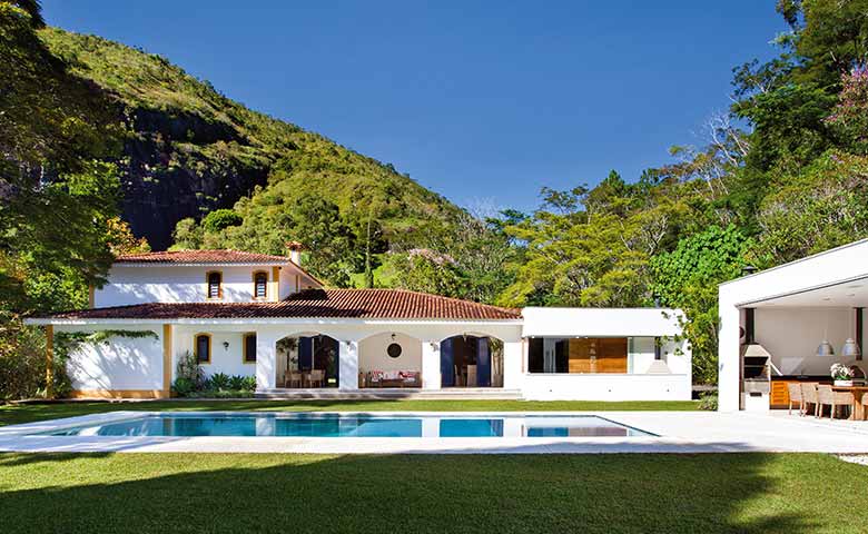 A arquiteta carioca Sophia Galvão assina projeto bem equilibrado que mixa o estilo colonial e também flerta com o mood contemporâneo para a fazenda em Itapaiva, Rio de Janeiro