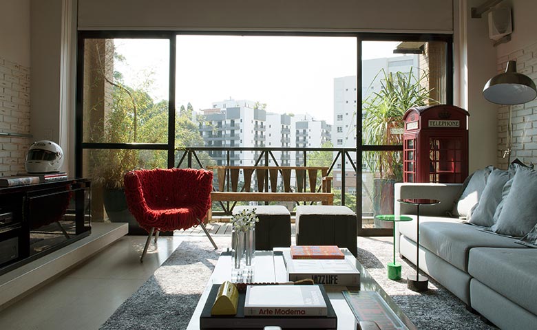 O apartamento reformulado pela Triplex Arquitetura foi convertido num ícone da nova paisagem metropolitana brasileira