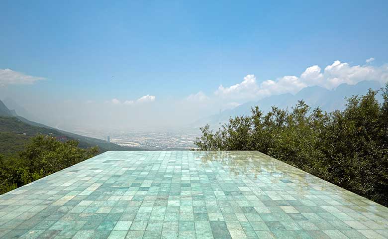 Com vista para a Sierra Las Mitras, em Monterrey, no México, a casa projetada pelo genial Tadao Ando é uma aula de equilíbrio, contenção e emoção