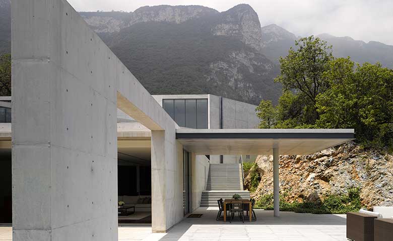 Com vista para a Sierra Las Mitras, em Monterrey, no México, a casa projetada pelo genial Tadao Ando é uma aula de equilíbrio, contenção e emoção