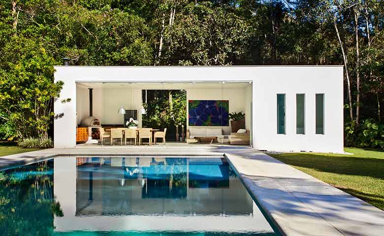A arquiteta carioca Sophia Galvão assina projeto bem equilibrado que mixa o estilo colonial e também flerta com o mood contemporâneo para a fazenda em Itapaiva, Rio de Janeiro