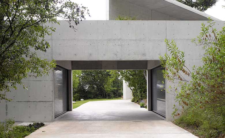 Com vista para a Sierra Las Mitras, em Monterrey, no México, a casa projetada pelo genial Tadao Ando é uma aula de equilíbrio, contenção e emoção
