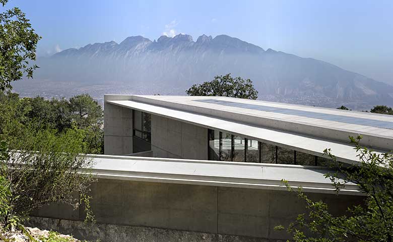Com vista para a Sierra Las Mitras, em Monterrey, no México, a casa projetada pelo genial Tadao Ando é uma aula de equilíbrio, contenção e emoção
